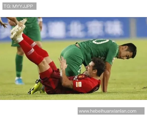 国安与河北华夏激战正酣裁判判罚引发球迷热议与争议